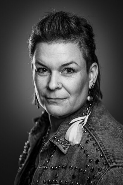 Portrait Nina Baumgartner schwarzweiß